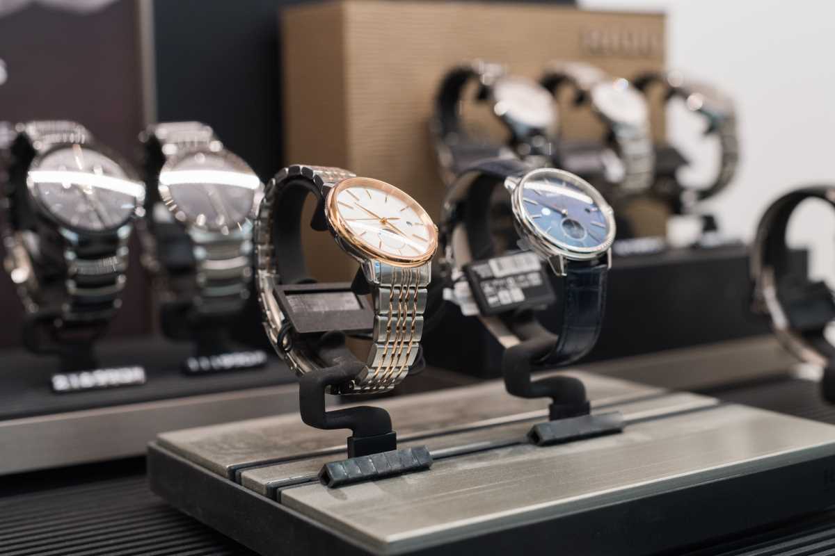 How to Identify Genuine Luxury Watches While Shopping Online